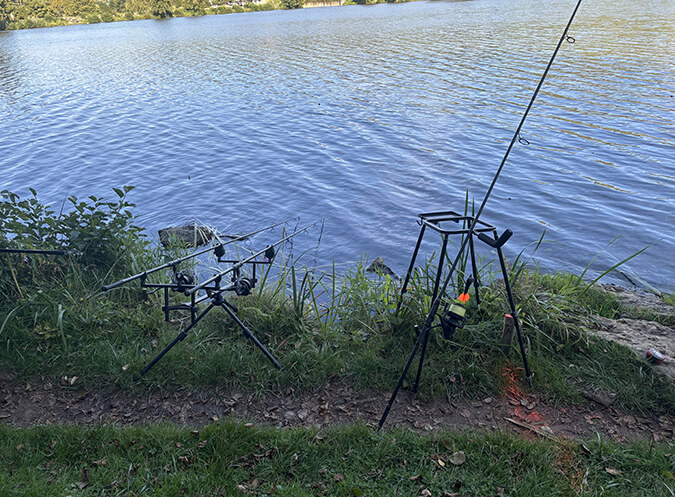 Activité pêche au lac de Saint-Point en face du camping du lac de Saint-Point-Lamartine en Saône-et-Loire