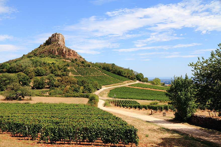 La roche de Solutré, site emblématique de la région : tourisme en Bourgogne