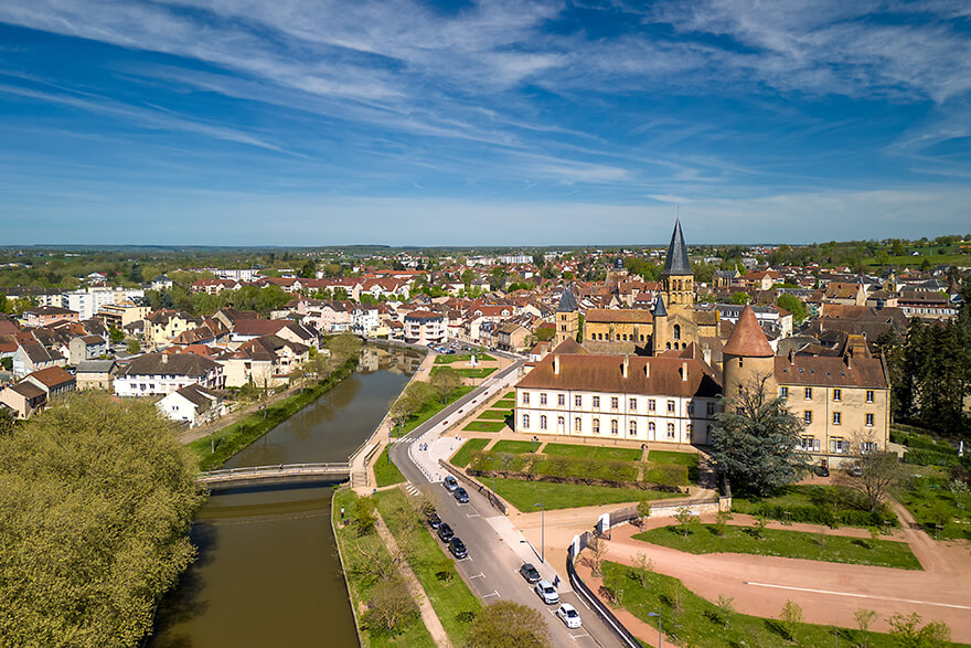 Vue aérienne de la ville de Paray-le-Monial : tourisme en Bourgogne