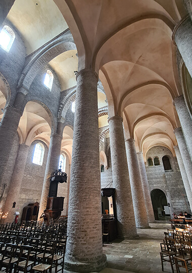 Intérieur de l’abbaye Saint-Philibert de Tournus : tourisme en Bourgogne