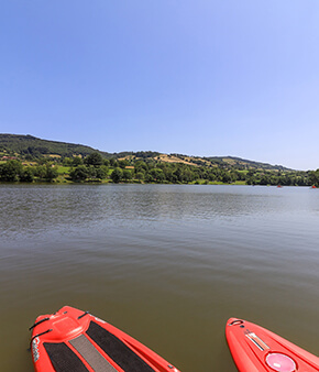 Canoës au lac de Saint-Point Lamartine face au camping du lac de Saint-Point-Lamartine en Saône-et-Loire