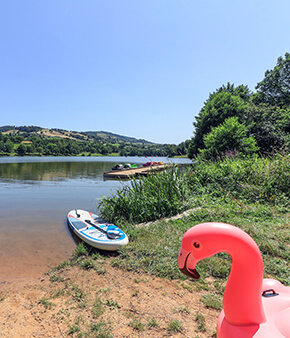 Paddle au lac de Saint-Point Lamartine face au camping du lac de Saint-Point-Lamartine en Bourgogne