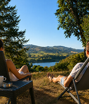 Moment de détente face au lac de Saint-Point Lamartine, au camping du lac de Saint-Point-Lamartine en Bourgogne