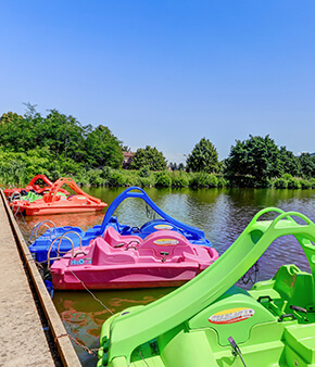 Pédalos au lac de Saint-Point Lamartine face au camping du lac de Saint-Point-Lamartine en Saône-et-Loire
