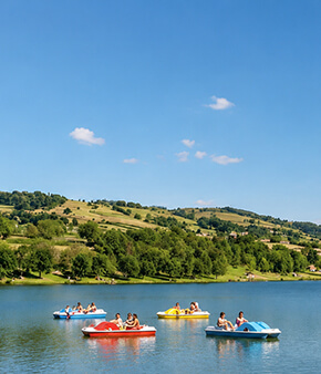 Pédalos au lac de Saint-Point Lamartine face au camping du lac de Saint-Point-Lamartine en Bourgogne
