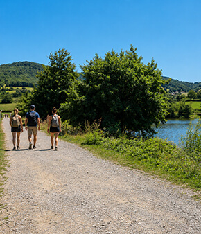 Randonnée pédestre au lac de Saint-Point Lamartine au départ du camping du lac de Saint-Point-Lamartine en Bourgogne