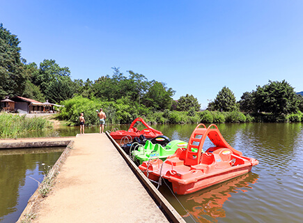 Baignade dans le lac de Saint-Point-Lamartine en Saône-et-Loire au Camping du lac, camping en Bourgogne 4 étoiles