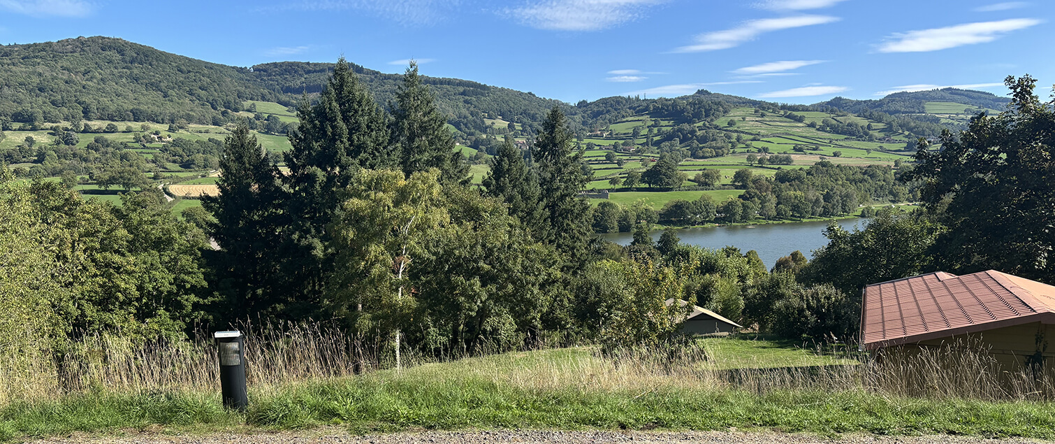 Vue du chalet tradition 28 m² en Saône-et-Loire en location au camping de Saint-Point Lamartine avec vue sur le lac