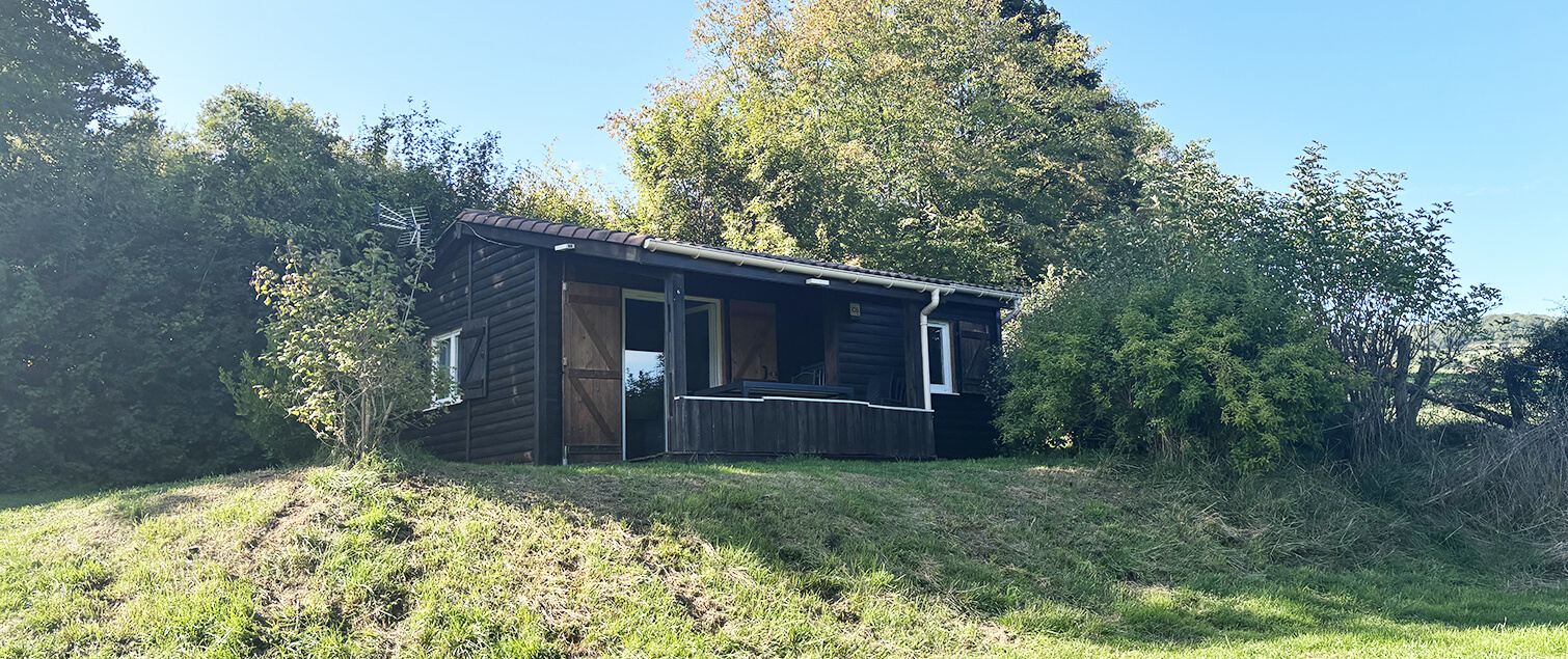 Vue du chalet tradition 28 m² avec vue sur le lac en Saône-et-Loire en location au camping de Saint-Point Lamartine 