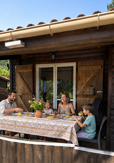 Terrasse du chalet tradition 28 m² en Saône-et-Loire en location au camping de Saint-Point Lamartine
