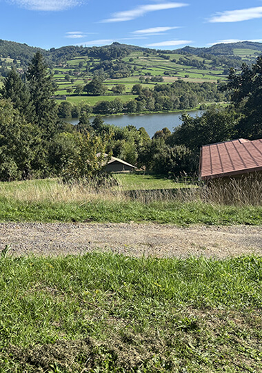 Vue du lac de Saint-Point Lamartine depuis le chalet tradition 28 m² en Saône-et-Loire en location au camping de Saint-Point Lamartine