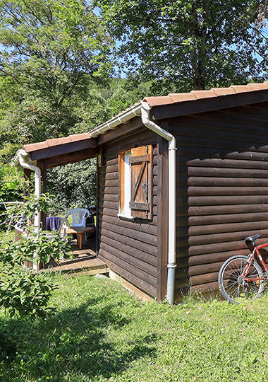 Vue de derrière du chalet tradition 28 m² en Saône-et-Loire en location au camping de Saint-Point Lamartine