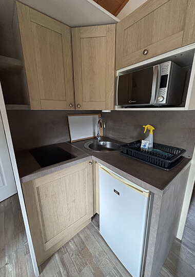 Cuisine du chalet tradition 28 m² en Saône-et-Loire en location au camping de Saint-Point Lamartine