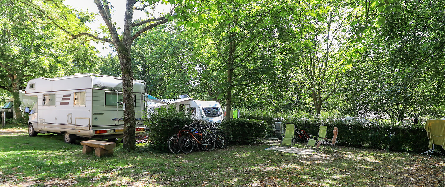 Les emplacements pour camping-car du camping de Saint-Point Lamartine en Saône-et-Loire