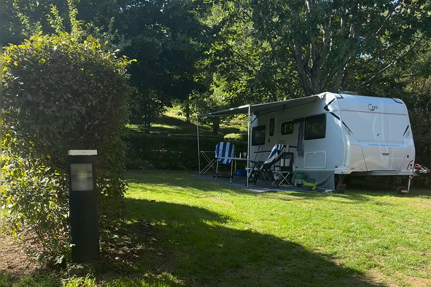 Les emplacements pour caravane du camping de Saint-Point Lamartine en Saône-et-Loire
