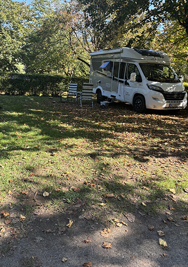 Les emplacements pour camping-car du camping de Saint-Point Lamartine en Bourgogne