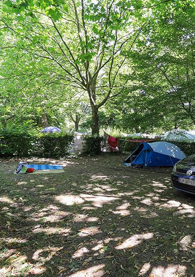 Les emplacements ombragés pour tente du camping de Saint-Point Lamartine en Bourgogne