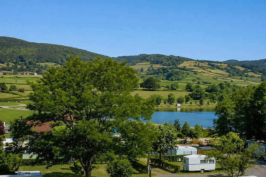 Vue aérienne des emplacements pour caravane du camping de Saint-Point Lamartine en Bourgogne