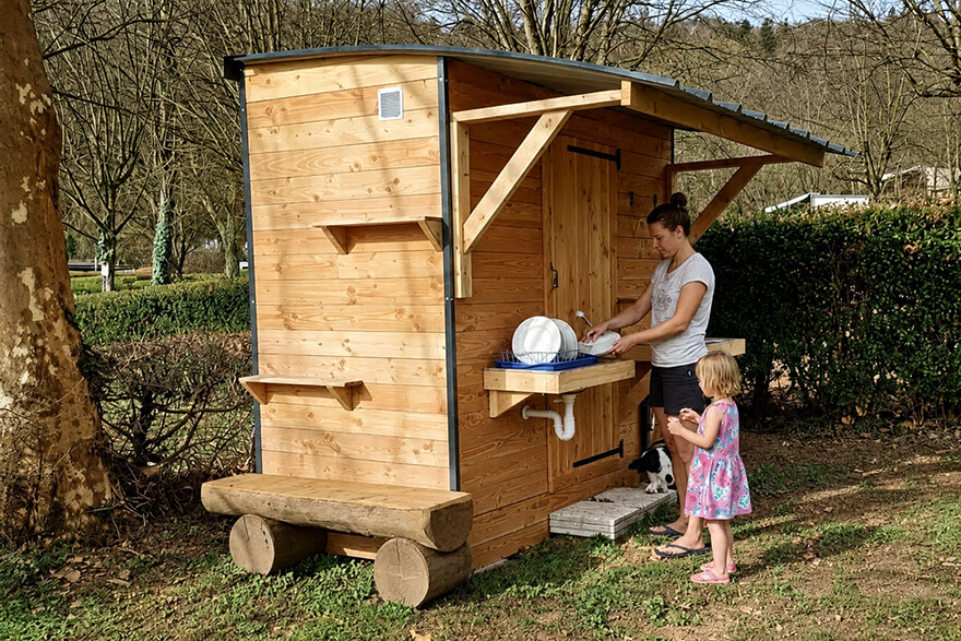 Les sanitaires privés en bois des emplacements du camping de Saint-Point Lamartine en Saône-et-Loire