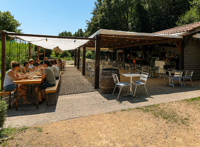 Vue de la terrasse de la guinguette du camping du Lac de Saint-Point Lamartine