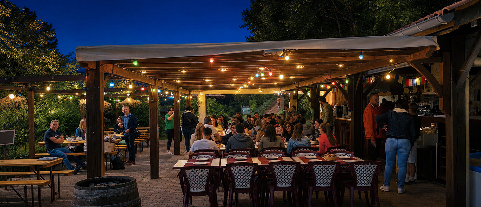Terrasse de la guinguette du camping du Lac de Saint-Point Lamartine en soirée