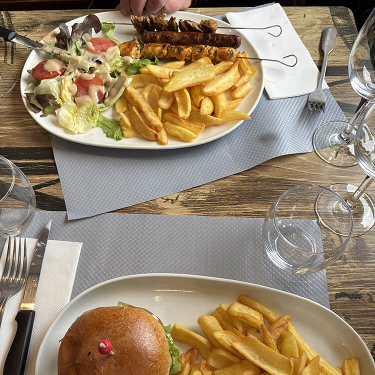 Plats servis au bar-restaurant de la guinguette du camping du Lac de Saint-Point Lamartine