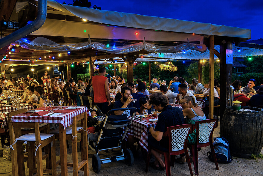 Ambiance musicale en soirée au bar-restaurant de la guinguette du camping du Lac de Saint-Point Lamartine