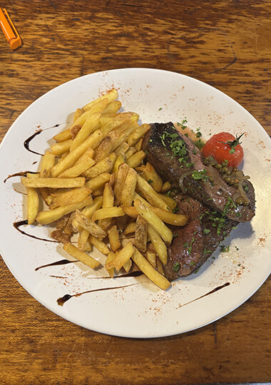 Plat servi à la guinguette du camping du Lac de Saint-Point Lamartine en Saône-et-Loire