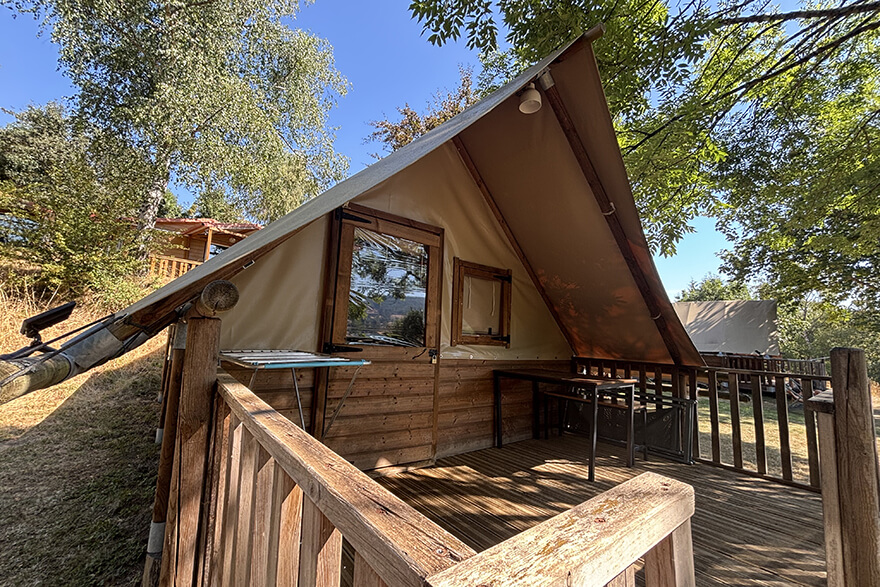 Extérieur de la tente Écolodge Standard avec terrasse : hébergement insolite en Bourgogne au camping de Saint-Point Lamartine en Bourgogne