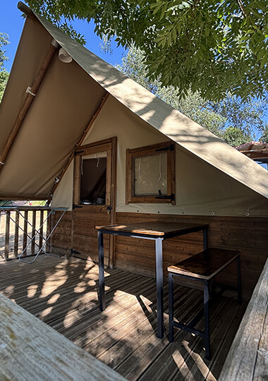 Chambre avec 1 lit 2 places de la tente Écolodge Standard : hébergement insolite en Bourgogne au camping de Saint-Point Lamartine en Bourgogne