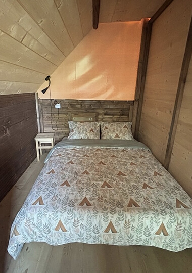 Chambre avec 1 lit 2 places de la tente Écolodge Standard : hébergement insolite en Bourgogne au camping de Saint-Point Lamartine en Bourgogne