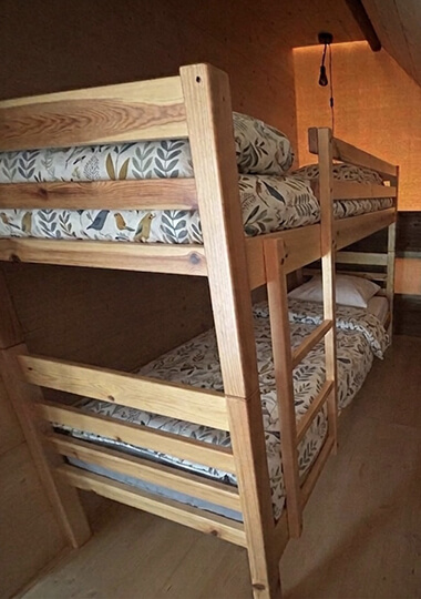 Chambre avec lit superposé de la tente Écolodge Standard : hébergement insolite en Bourgogne au camping de Saint-Point Lamartine en Bourgogne