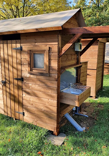 Sanitaire privé de la tente Écolodge Standard : hébergement insolite en Bourgogne au camping de Saint-Point Lamartine en Bourgogne