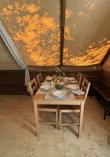 Tente Écolodge premium équipée d’une table avec chaises : hébergement insolite en Bourgogne au camping de Saint-Point Lamartine en Bourgogne