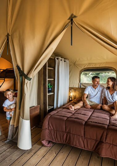 Chambre avec lit deux places de la tente Écolodge premium : hébergement insolite en Bourgogne au camping de Saint-Point Lamartine en Bourgogne