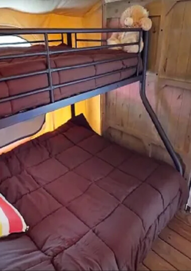 Chambre avec lit superposé de la tente Écolodge premium : hébergement insolite en Bourgogne au camping de Saint-Point Lamartine en Bourgogne