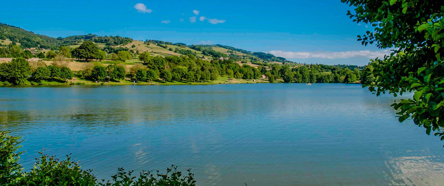 Camping bord de lac de Saint-Point Lamartine en Bourgogne est situé au bord du lac de Saint-Point