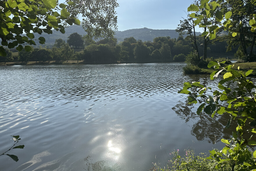 Vue du lac de Saint-Point en Bourgogne un lieu de détente pour toute la famille