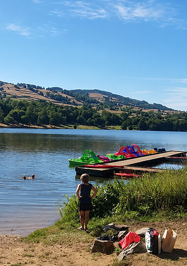 Baignade en eau douce au lac de Saint-Point en Bourgogne
