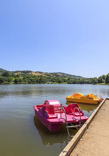 Location de pédalos au lac de Saint-Point en Bourgogne