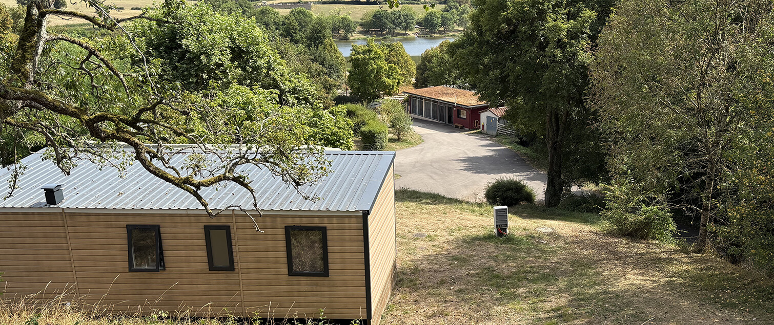 Vue d’un mobil-home en location en Bourgogne au camping de Saint-Point Lamartine en Saône-et-Loire