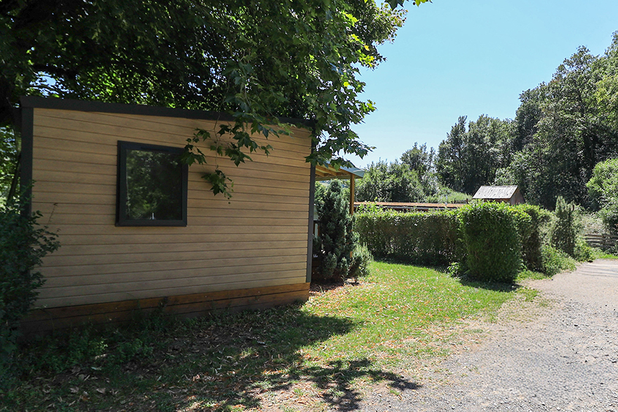 Terrasse en bois couverte du mobil-home Premium en location en Bourgogne au camping de Saint-Point Lamartine en Saône-et-Loire