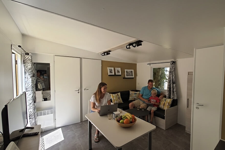 Cuisine du mobil-home Premium en location en Bourgogne au camping de Saint-Point Lamartine en Saône-et-Loire