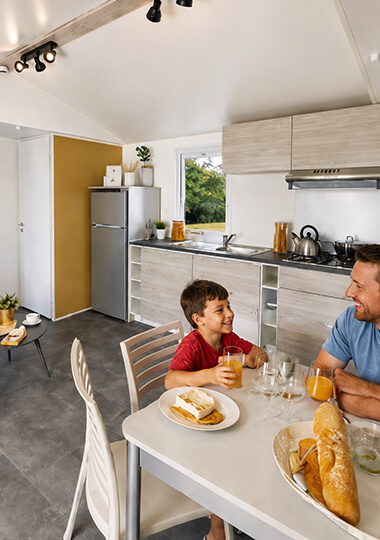 Vue intérieure du mobil-home Premium en location en Bourgogne au camping de Saint-Point Lamartine en Saône-et-Loire