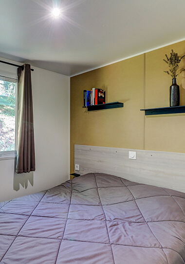 Chambre avec 1 lit 2 places du mobil-home Premium en location en Bourgogne au camping de Saint-Point Lamartine en Saône-et-Loire