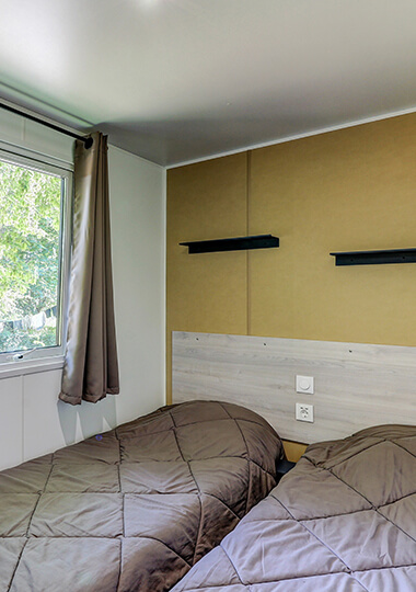 Chambre avec 2 lits 1 place du mobil-home Premium en location en Bourgogne au camping de Saint-Point Lamartine en Saône-et-Loire