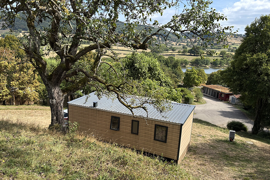Vue du mobil-home Premium 35 m² avec vue sur le lac en location en Bourgogne au camping de Saint-Point Lamartine en Saône-et-Loire