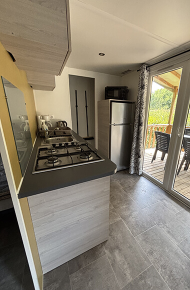 Cuisine du mobil-home Premium 35 m² avec vue sur le lac en location en Bourgogne au camping de Saint-Point Lamartine en Saône-et-Loire