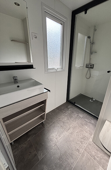 Salle d’eau du mobil-home Premium 35 m² avec vue sur le lac en location en Bourgogne au camping de Saint-Point Lamartine en Saône-et-Loire