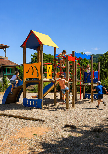 Aire de jeux du camping du lac de Saint-Point Lamartine en Saône-et-Loire